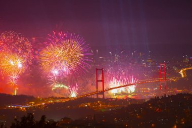 Türkiye Cumhuriyeti Günü kutlamaları sırasında İstanbul Boğazı üzerinde havai fişekler