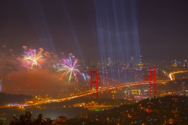Türkiye Cumhuriyeti Günü kutlamaları sırasında İstanbul Boğazı üzerinde havai fişekler