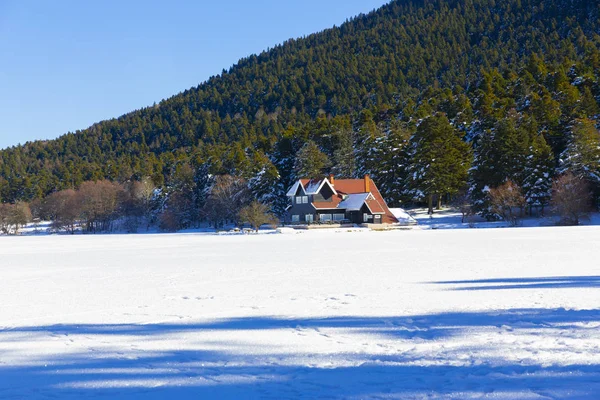Abant Gölü kış aylarında göl evi. Abant, Bolu - Türkiye