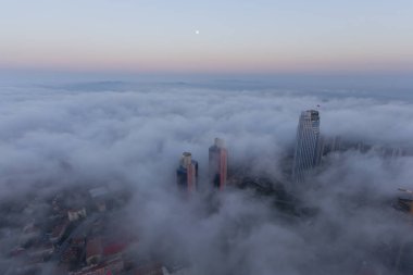 Istanbul 'da sis gökdelenler