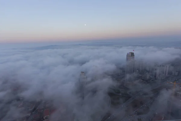 Rascacielos Niebla Estambul Turquía — Foto de Stock