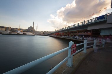 Gün batımında İstanbul Cityscape - kırmızı Türk bayrağı ve Haliç üzerinde uçan martılar ile buharlı tekne. Beyoğlu'nda Galata kulesi yakınındaki eski kentin panoraması, Karaköy'ün iniş sahnesine bak.