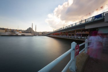 Gün batımında İstanbul Cityscape - kırmızı Türk bayrağı ve Haliç üzerinde uçan martılar ile buharlı tekne. Beyoğlu'nda Galata kulesi yakınındaki eski kentin panoraması, Karaköy'ün iniş sahnesine bak.