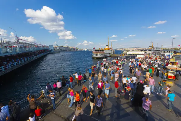 Városkép Isztambul Naplemente Gőzhajó Piros Török Zászló Repülő Sirályok Felett — Stock Fotó