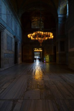 Antik Ayasofya Bazilikası 'nın içi. İstanbul 'un başlıca camii Aya Sofia, yaklaşık 500 yıl boyunca pek çok diğer Osmanlı camisine örnek oldu.