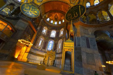 Antik Ayasofya Bazilikası 'nın içi. İstanbul 'un başlıca camii Aya Sofia, yaklaşık 500 yıl boyunca pek çok diğer Osmanlı camisine örnek oldu.