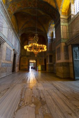 Antik Ayasofya Bazilikası 'nın içi. İstanbul 'un başlıca camii Aya Sofia, yaklaşık 500 yıl boyunca pek çok diğer Osmanlı camisine örnek oldu.