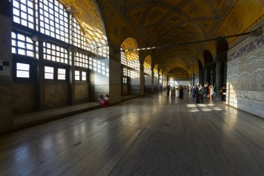 Antik Ayasofya Bazilikası 'nın içi. İstanbul 'un başlıca camii Aya Sofia, yaklaşık 500 yıl boyunca pek çok diğer Osmanlı camisine örnek oldu.