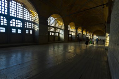 Antik Ayasofya Bazilikası 'nın içi. İstanbul 'un başlıca camii Aya Sofia, yaklaşık 500 yıl boyunca pek çok diğer Osmanlı camisine örnek oldu.