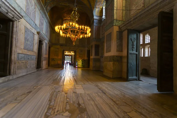 Antik Ayasofya Bazilikası 'nın içi. İstanbul 'un başlıca camii Aya Sofia, yaklaşık 500 yıl boyunca pek çok diğer Osmanlı camisine örnek oldu.