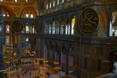 Antik Ayasofya Bazilikası 'nın içi. İstanbul 'un başlıca camii Aya Sofia, yaklaşık 500 yıl boyunca pek çok diğer Osmanlı camisine örnek oldu.