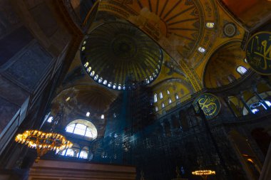 Antik Ayasofya Bazilikası 'nın içi. İstanbul 'un başlıca camii Aya Sofia, yaklaşık 500 yıl boyunca pek çok diğer Osmanlı camisine örnek oldu.