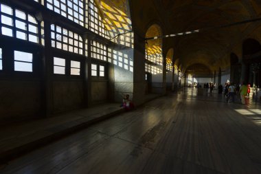 Antik Ayasofya Bazilikası 'nın içi. İstanbul 'un başlıca camii Aya Sofia, yaklaşık 500 yıl boyunca pek çok diğer Osmanlı camisine örnek oldu.