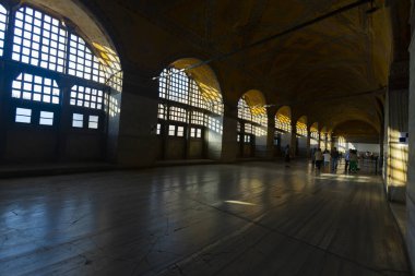 Antik Ayasofya Bazilikası 'nın içi. İstanbul 'un başlıca camii Aya Sofia, yaklaşık 500 yıl boyunca pek çok diğer Osmanlı camisine örnek oldu.