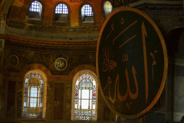 Antik Ayasofya Bazilikası 'nın içi. İstanbul 'un başlıca camii Aya Sofia, yaklaşık 500 yıl boyunca pek çok diğer Osmanlı camisine örnek oldu.