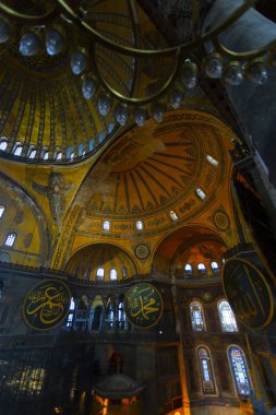 Antik Ayasofya Bazilikası 'nın içi. İstanbul 'un başlıca camii Aya Sofia, yaklaşık 500 yıl boyunca pek çok diğer Osmanlı camisine örnek oldu.