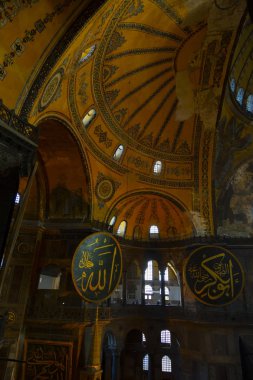 Antik Ayasofya Bazilikası 'nın içi. İstanbul 'un başlıca camii Aya Sofia, yaklaşık 500 yıl boyunca pek çok diğer Osmanlı camisine örnek oldu.