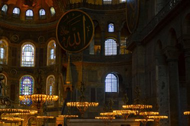 Antik Ayasofya Bazilikası 'nın içi. İstanbul 'un başlıca camii Aya Sofia, yaklaşık 500 yıl boyunca pek çok diğer Osmanlı camisine örnek oldu.
