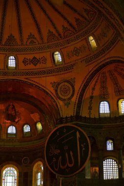 Antik Ayasofya Bazilikası 'nın içi. İstanbul 'un başlıca camii Aya Sofia, yaklaşık 500 yıl boyunca pek çok diğer Osmanlı camisine örnek oldu.