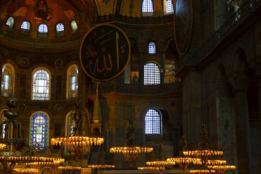 Antik Ayasofya Bazilikası 'nın içi. İstanbul 'un başlıca camii Aya Sofia, yaklaşık 500 yıl boyunca pek çok diğer Osmanlı camisine örnek oldu.