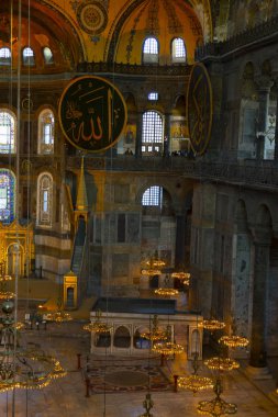 Antik Ayasofya Bazilikası 'nın içi. İstanbul 'un başlıca camii Aya Sofia, yaklaşık 500 yıl boyunca pek çok diğer Osmanlı camisine örnek oldu.
