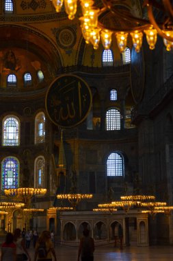 Antik Ayasofya Bazilikası 'nın içi. İstanbul 'un başlıca camii Aya Sofia, yaklaşık 500 yıl boyunca pek çok diğer Osmanlı camisine örnek oldu.