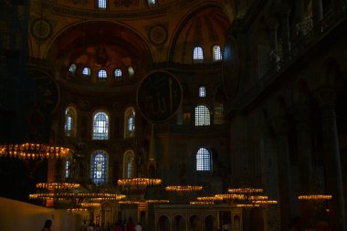 Antik Ayasofya Bazilikası 'nın içi. İstanbul 'un başlıca camii Aya Sofia, yaklaşık 500 yıl boyunca pek çok diğer Osmanlı camisine örnek oldu.