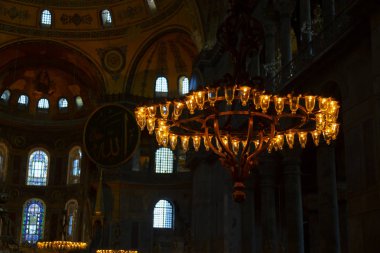 Antik Ayasofya Bazilikası 'nın içi. İstanbul 'un başlıca camii Aya Sofia, yaklaşık 500 yıl boyunca pek çok diğer Osmanlı camisine örnek oldu.