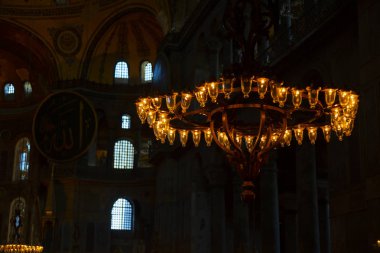 Antik Ayasofya Bazilikası 'nın içi. İstanbul 'un başlıca camii Aya Sofia, yaklaşık 500 yıl boyunca pek çok diğer Osmanlı camisine örnek oldu.