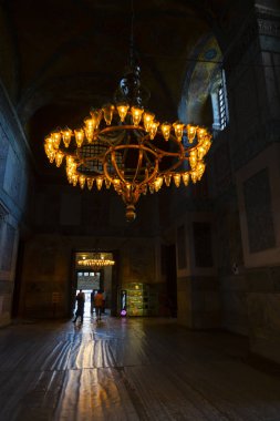 Antik Ayasofya Bazilikası 'nın içi. İstanbul 'un başlıca camii Aya Sofia, yaklaşık 500 yıl boyunca pek çok diğer Osmanlı camisine örnek oldu.