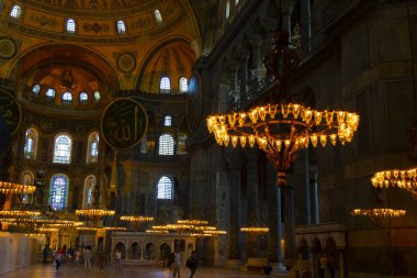 Antik Ayasofya Bazilikası 'nın içi. İstanbul 'un başlıca camii Aya Sofia, yaklaşık 500 yıl boyunca pek çok diğer Osmanlı camisine örnek oldu.