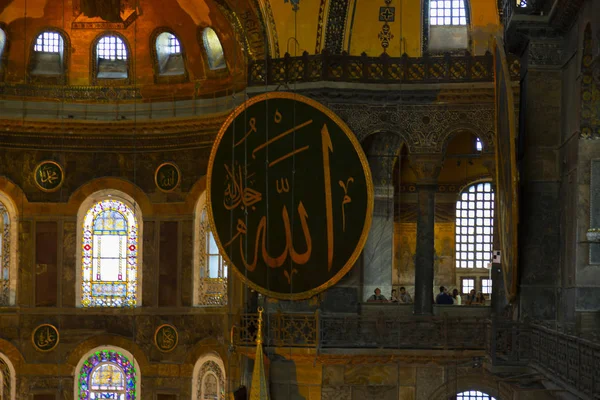Antik Ayasofya Bazilikası 'nın içi. İstanbul 'un başlıca camii Aya Sofia, yaklaşık 500 yıl boyunca pek çok diğer Osmanlı camisine örnek oldu.