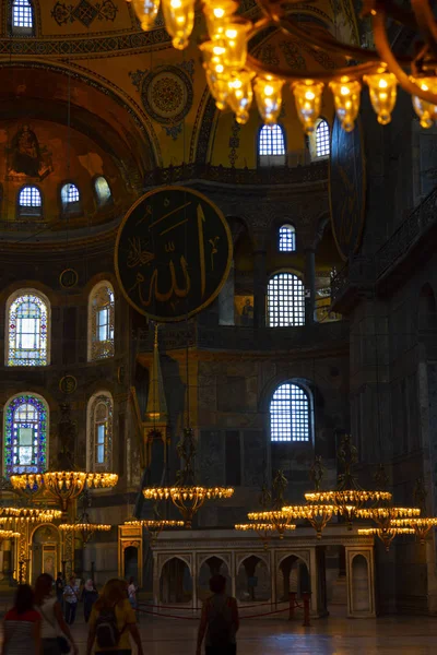 Antik Ayasofya Bazilikası 'nın içi. İstanbul 'un başlıca camii Aya Sofia, yaklaşık 500 yıl boyunca pek çok diğer Osmanlı camisine örnek oldu.