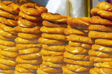Galata Kulesi'nden Haliç'in panoramik manzarası. Galata Köprüsü ve Haliç Metro Köprüsü. İstanbul, Türkiye.