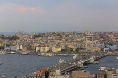 Galata Kulesi'nden Haliç'in panoramik manzarası. Galata Köprüsü ve Haliç Metro Köprüsü. İstanbul, Türkiye.