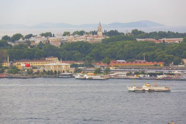 Galata Kulesi'nden Haliç'in panoramik manzarası. Galata Köprüsü ve Haliç Metro Köprüsü. İstanbul, Türkiye.