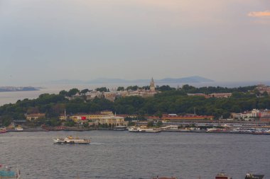 Galata Kulesi'nden Haliç'in panoramik manzarası. Galata Köprüsü ve Haliç Metro Köprüsü. İstanbul, Türkiye.