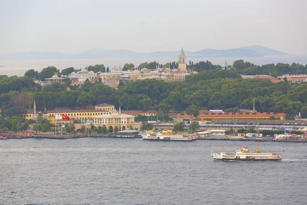 Galata Kulesi'nden Haliç'in panoramik manzarası. Galata Köprüsü ve Haliç Metro Köprüsü. İstanbul, Türkiye.