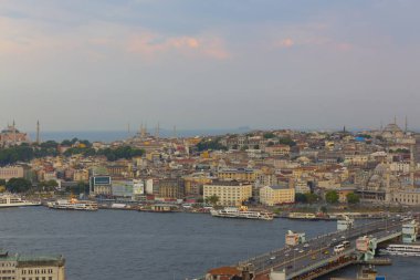 Galata Kulesi'nden Haliç'in panoramik manzarası. Galata Köprüsü ve Haliç Metro Köprüsü. İstanbul, Türkiye.