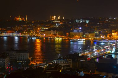 Galata Kulesi'nden Haliç'in panoramik manzarası. Galata Köprüsü ve Haliç Metro Köprüsü. İstanbul, Türkiye.