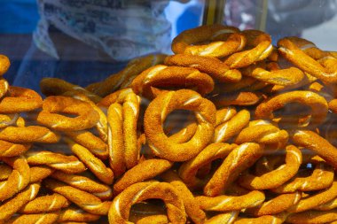 Galata Kulesi'nden Haliç'in panoramik manzarası. Galata Köprüsü ve Haliç Metro Köprüsü. İstanbul, Türkiye.