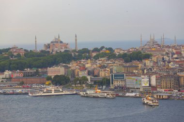 Galata Kulesi'nden Haliç'in panoramik manzarası. Galata Köprüsü ve Haliç Metro Köprüsü. İstanbul, Türkiye.