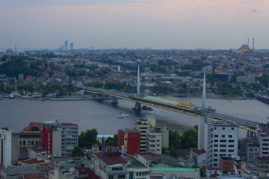 Galata Kulesi'nden Haliç'in panoramik manzarası. Galata Köprüsü ve Haliç Metro Köprüsü. İstanbul, Türkiye.