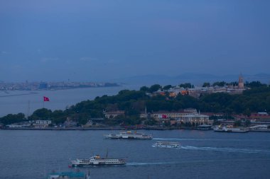 Galata Kulesi'nden Haliç'in panoramik manzarası. Galata Köprüsü ve Haliç Metro Köprüsü. İstanbul, Türkiye.