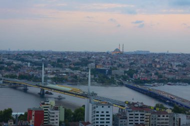 Galata Kulesi'nden Haliç'in panoramik manzarası. Galata Köprüsü ve Haliç Metro Köprüsü. İstanbul, Türkiye.