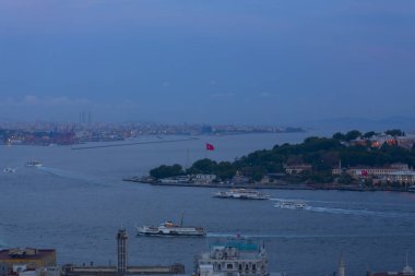 Galata Kulesi'nden Haliç'in panoramik manzarası. Galata Köprüsü ve Haliç Metro Köprüsü. İstanbul, Türkiye.