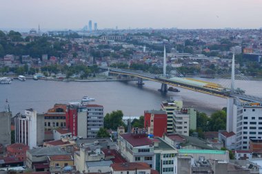 Galata Kulesi'nden Haliç'in panoramik manzarası. Galata Köprüsü ve Haliç Metro Köprüsü. İstanbul, Türkiye.