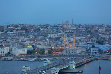 Galata Kulesi'nden Haliç'in panoramik manzarası. Galata Köprüsü ve Haliç Metro Köprüsü. İstanbul, Türkiye.