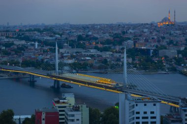 Galata Kulesi'nden Haliç'in panoramik manzarası. Galata Köprüsü ve Haliç Metro Köprüsü. İstanbul, Türkiye.