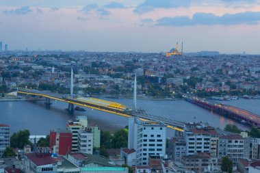 Galata Kulesi'nden Haliç'in panoramik manzarası. Galata Köprüsü ve Haliç Metro Köprüsü. İstanbul, Türkiye.
